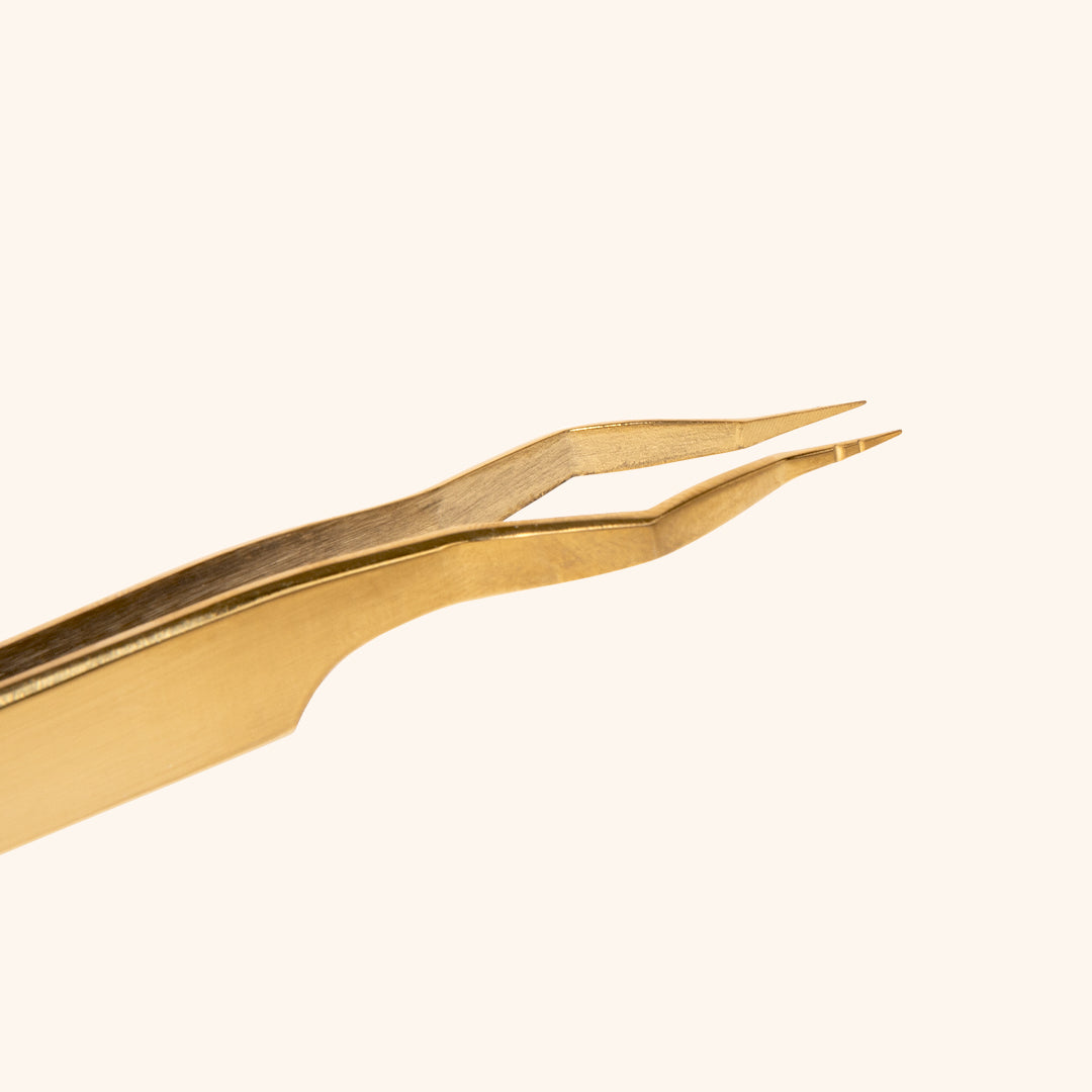 side close up to the tip of isoquick isolation tweezers by london lash