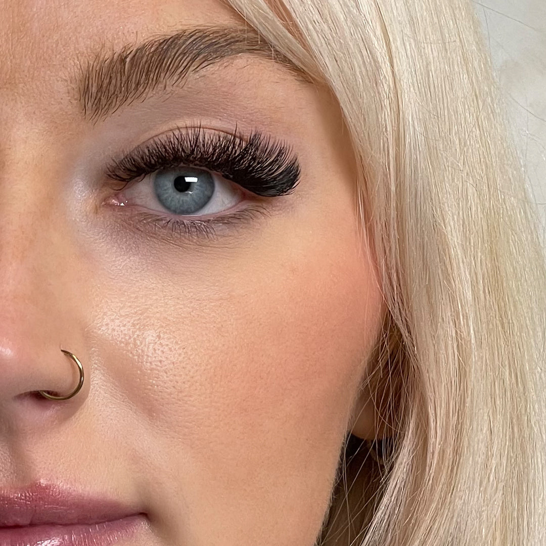 Kensington lashes, volume lash extensions on lash tray, best volume lashes, best eyelash extensions for volume, best Russian volume lashes, best eyelash extensions for volume 0.085