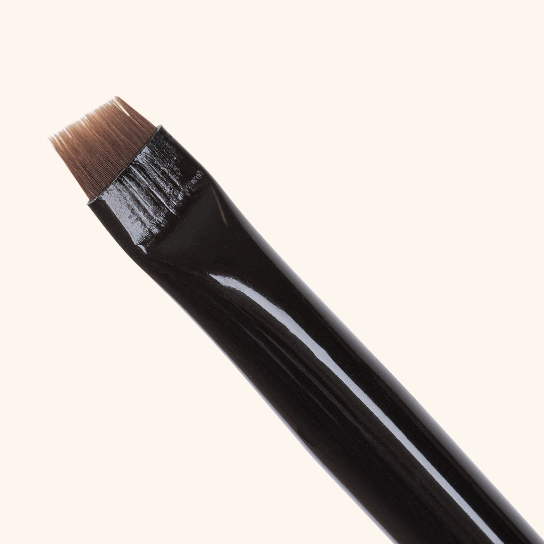 Close up image of the So Henna wide angled brow brush 